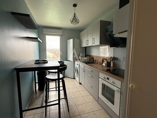 Appartement meublé de 70 m², avec balcon.