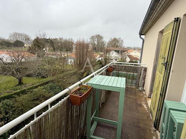 Appartement meublé de 70 m², avec balcon.