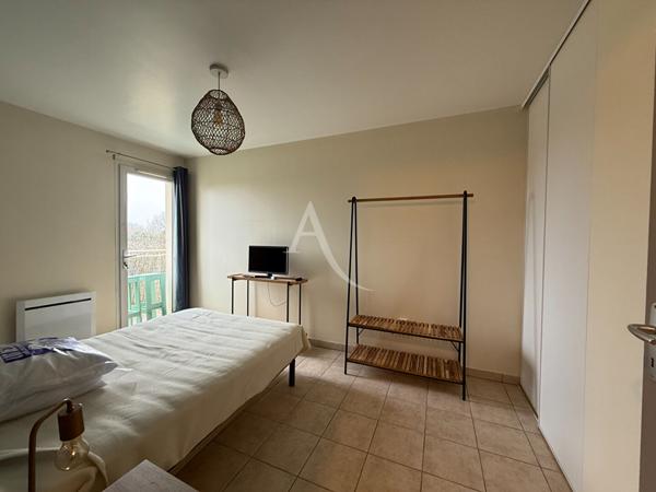 Appartement meublé de 70 m², avec balcon.