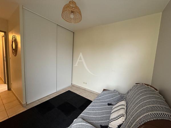 Appartement meublé de 70 m², avec balcon.