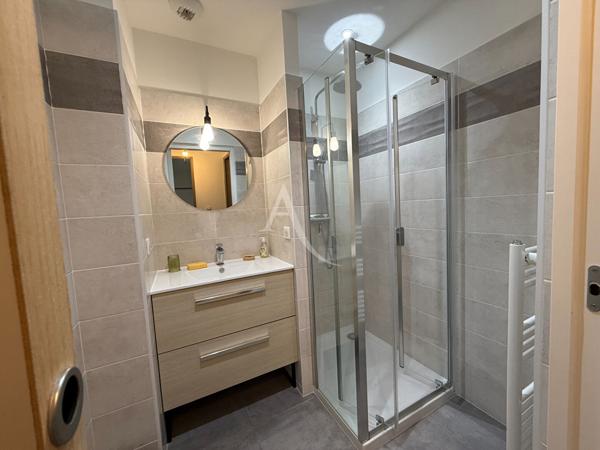 Appartement meublé de 70 m², avec balcon.