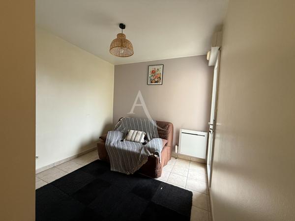 Appartement meublé de 70 m², avec balcon.