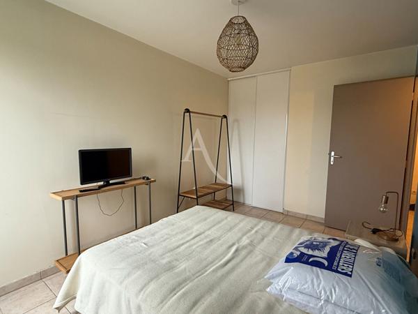 Appartement meublé de 70 m², avec balcon.