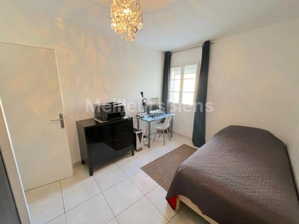 Ensemble immobilier 3 appartements: 245 m² avec jardin, terrasses et garage.