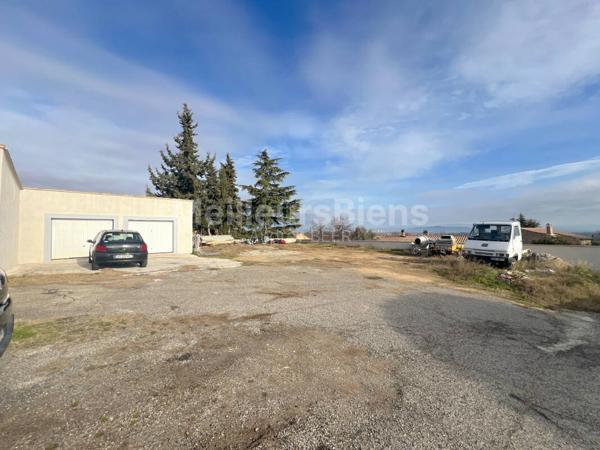 Ensemble immobilier 3 appartements: 245 m² avec jardin, terrasses et garage.