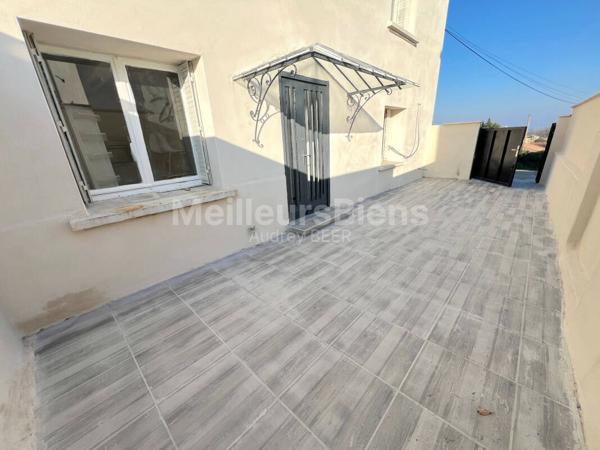 Ensemble immobilier 3 appartements: 245 m² avec jardin, terrasses et garage.