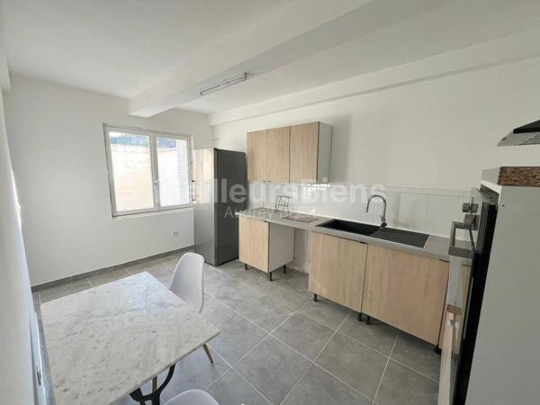 Ensemble immobilier 3 appartements: 245 m² avec jardin, terrasses et garage.