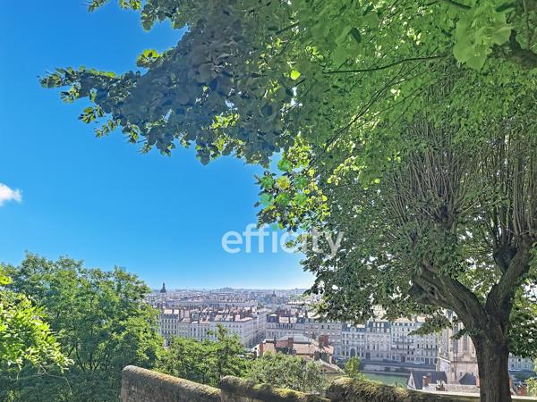Appartement
         5 pièces
        - 140 m² Bien prestige 1 090 000 € *