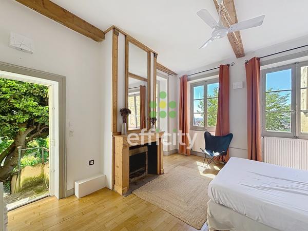 Appartement
         5 pièces
        - 140 m² Bien prestige 1 090 000 € *