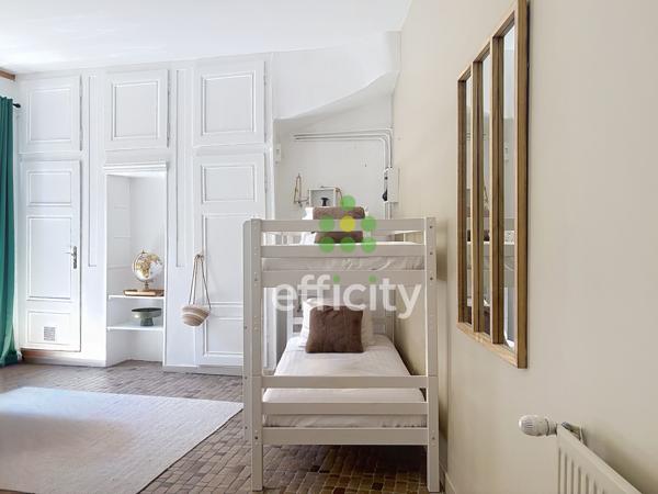 Appartement
         5 pièces
        - 140 m² Exclusivité 1 030 000 € *