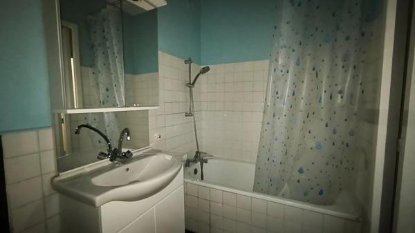 STUDIO MEUBLÉ – 31,27 m² – DERNIER ÉTAGE AVEC ASCENSEUR – 450 € CC