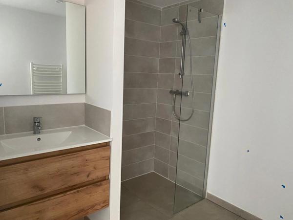 Dpt Hérault (34), à vendre SERIGNAN appartement T2 de 42,8 m² avec terrasse et stationnement