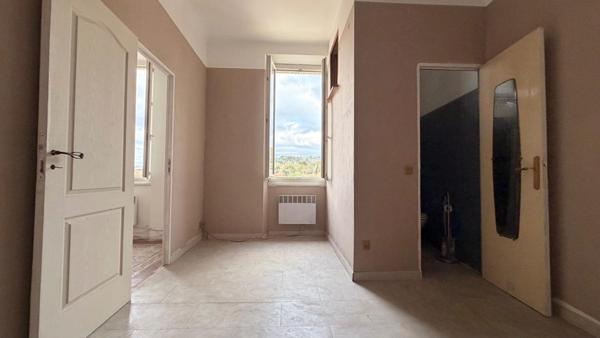 Appartement type 2 - beaux volumes - proche de la Valentine