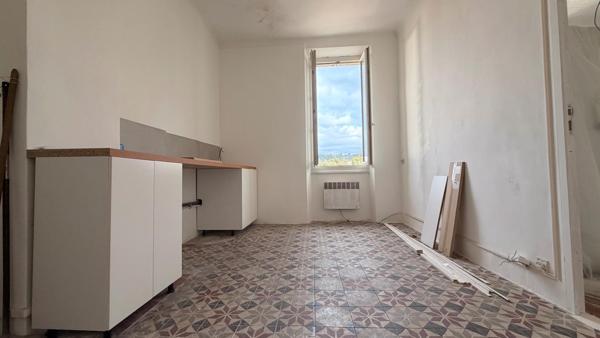 Appartement type 2 - beaux volumes - proche de la Valentine