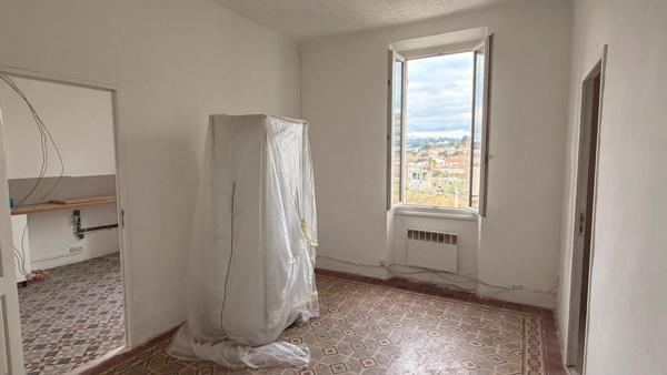 Appartement type 2 - beaux volumes - proche de la Valentine