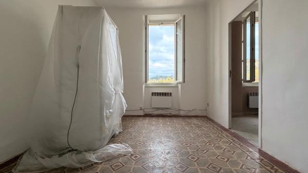 Appartement type 2 - beaux volumes - proche de la Valentine