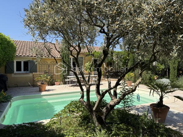 MALLEMORT – Superbe villa plein pied familiale T6 de 182 m² avec piscine

Située à quelques minutes à pied du centre du village de Mallemort, dans un environnement résidentiel calme et recherché, cette magnifique villa de 182 m² habitables vous séduira par ses volumes généreux, sa luminosité et la qualité de ses prestations.

Édifiée sur un terrain clos, arboré et sécurisé de 703 m² avec portail motorisé, cette propriété offre un cadre de vie idéal pour une famille en quête de confort et de tranquillité.

Des extérieurs conçus pour profiter pleinement de la Provence
Piscine 7 x 3 m
Grande terrasse de 78 m² idéale pour recevoir
Salon d'été de 11 m²
Carport pour 2 véhicules
Chalet de rangement de 12 m²
Jardin paysager parfaitement entretenu
Un intérieur spacieux et lumineux

L'entrée s'ouvre sur une agréable terrasse couverte de 9 m² et mène à une vaste pièce de vie traversante de 52 m² comprenant salon, séjour et cuisine ouverte. Cet espace convivial, baigné de lumière, bénéficie d'un accès direct à une terrasse de 30 m².

Ce plein pied comprend également un cellier-buanderie de 12 m² avec terrasse privative ainsi qu'un grand bureau de 22 m², idéal pour le télétravail ou une activité indépendante.

Un espace nuit confortable et fonctionnel
Chambre de 16 m² avec dressing de 3 m²
Deux chambres de 11 m² avec placards intégrés
Suite parentale de 23 m²
Salle de bains de 10 m²
Salle d'eau de 4 m²
Deux WC indépendants
Les atouts de cette propriété

- Aucun travaux à prévoir
- Excellente luminosité et beaux volumes
- Prestations de qualité
- Terrain clos et facile d'entretien
- Proximité immédiate des commerces, écoles et services
- Environnement calme et recherché

Un emplacement privilégié

Mallemort bénéficie d'une situation idéale entre le Luberon et Aix-Marseille-Provence. Vous profiterez d'un cadre naturel remarquable entre la Durance et le Luberon, tout en restant à proximité d'Aix-en-Provence, Salon-de-Provence et Avignon.

Une piste cyclable relie également Mallemort à La Roque-d'Anthéron et Charleval, offrant un cadre de vie particulièrement agréable.

Une propriété rare sur le secteur, alliant élégance, confort et qualité de vie au cœur de la Provence.

À découvrir sans tarder. Contactez-nous pour organiser une visite.

Laurent BSK IMMOBILIER - 06 02 06 11 01 _ l.billard@bskimmobilier.com .

À BIENTÔT ........