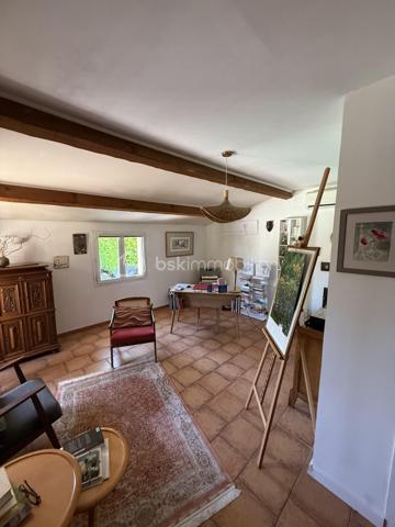MALLEMORT – Superbe villa plein pied familiale T6 de 182 m² avec piscine

Située à quelques minutes à pied du centre du village de Mallemort, dans un environnement résidentiel calme et recherché, cette magnifique villa de 182 m² habitables vous séduira par ses volumes généreux, sa luminosité et la qualité de ses prestations.

Édifiée sur un terrain clos, arboré et sécurisé de 703 m² avec portail motorisé, cette propriété offre un cadre de vie idéal pour une famille en quête de confort et de tranquillité.

Des extérieurs conçus pour profiter pleinement de la Provence
Piscine 7 x 3 m
Grande terrasse de 78 m² idéale pour recevoir
Salon d'été de 11 m²
Carport pour 2 véhicules
Chalet de rangement de 12 m²
Jardin paysager parfaitement entretenu
Un intérieur spacieux et lumineux

L'entrée s'ouvre sur une agréable terrasse couverte de 9 m² et mène à une vaste pièce de vie traversante de 52 m² comprenant salon, séjour et cuisine ouverte. Cet espace convivial, baigné de lumière, bénéficie d'un accès direct à une terrasse de 30 m².

Ce plein pied comprend également un cellier-buanderie de 12 m² avec terrasse privative ainsi qu'un grand bureau de 22 m², idéal pour le télétravail ou une activité indépendante.

Un espace nuit confortable et fonctionnel
Chambre de 16 m² avec dressing de 3 m²
Deux chambres de 11 m² avec placards intégrés
Suite parentale de 23 m²
Salle de bains de 10 m²
Salle d'eau de 4 m²
Deux WC indépendants
Les atouts de cette propriété

- Aucun travaux à prévoir
- Excellente luminosité et beaux volumes
- Prestations de qualité
- Terrain clos et facile d'entretien
- Proximité immédiate des commerces, écoles et services
- Environnement calme et recherché

Un emplacement privilégié

Mallemort bénéficie d'une situation idéale entre le Luberon et Aix-Marseille-Provence. Vous profiterez d'un cadre naturel remarquable entre la Durance et le Luberon, tout en restant à proximité d'Aix-en-Provence, Salon-de-Provence et Avignon.

Une piste cyclable relie également Mallemort à La Roque-d'Anthéron et Charleval, offrant un cadre de vie particulièrement agréable.

Une propriété rare sur le secteur, alliant élégance, confort et qualité de vie au cœur de la Provence.

À découvrir sans tarder. Contactez-nous pour organiser une visite.

Laurent BSK IMMOBILIER - 06 02 06 11 01 _ l.billard@bskimmobilier.com .

À BIENTÔT ........
