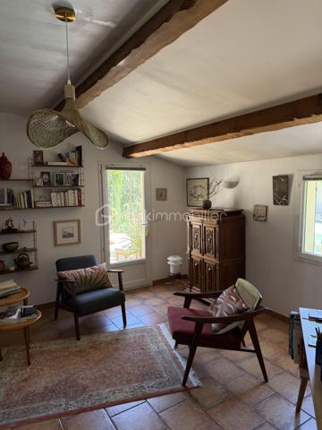 MALLEMORT – Superbe villa plein pied familiale T6 de 182 m² avec piscine

Située à quelques minutes à pied du centre du village de Mallemort, dans un environnement résidentiel calme et recherché, cette magnifique villa de 182 m² habitables vous séduira par ses volumes généreux, sa luminosité et la qualité de ses prestations.

Édifiée sur un terrain clos, arboré et sécurisé de 703 m² avec portail motorisé, cette propriété offre un cadre de vie idéal pour une famille en quête de confort et de tranquillité.

Des extérieurs conçus pour profiter pleinement de la Provence
Piscine 7 x 3 m
Grande terrasse de 78 m² idéale pour recevoir
Salon d'été de 11 m²
Carport pour 2 véhicules
Chalet de rangement de 12 m²
Jardin paysager parfaitement entretenu
Un intérieur spacieux et lumineux

L'entrée s'ouvre sur une agréable terrasse couverte de 9 m² et mène à une vaste pièce de vie traversante de 52 m² comprenant salon, séjour et cuisine ouverte. Cet espace convivial, baigné de lumière, bénéficie d'un accès direct à une terrasse de 30 m².

Ce plein pied comprend également un cellier-buanderie de 12 m² avec terrasse privative ainsi qu'un grand bureau de 22 m², idéal pour le télétravail ou une activité indépendante.

Un espace nuit confortable et fonctionnel
Chambre de 16 m² avec dressing de 3 m²
Deux chambres de 11 m² avec placards intégrés
Suite parentale de 23 m²
Salle de bains de 10 m²
Salle d'eau de 4 m²
Deux WC indépendants
Les atouts de cette propriété

- Aucun travaux à prévoir
- Excellente luminosité et beaux volumes
- Prestations de qualité
- Terrain clos et facile d'entretien
- Proximité immédiate des commerces, écoles et services
- Environnement calme et recherché

Un emplacement privilégié

Mallemort bénéficie d'une situation idéale entre le Luberon et Aix-Marseille-Provence. Vous profiterez d'un cadre naturel remarquable entre la Durance et le Luberon, tout en restant à proximité d'Aix-en-Provence, Salon-de-Provence et Avignon.

Une piste cyclable relie également Mallemort à La Roque-d'Anthéron et Charleval, offrant un cadre de vie particulièrement agréable.

Une propriété rare sur le secteur, alliant élégance, confort et qualité de vie au cœur de la Provence.

À découvrir sans tarder. Contactez-nous pour organiser une visite.

Laurent BSK IMMOBILIER - 06 02 06 11 01 _ l.billard@bskimmobilier.com .

À BIENTÔT ........