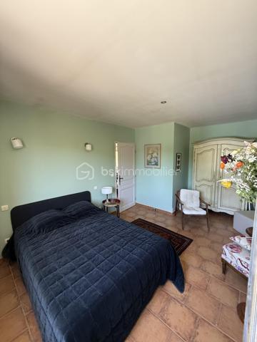 MALLEMORT – Superbe villa plein pied familiale T6 de 182 m² avec piscine

Située à quelques minutes à pied du centre du village de Mallemort, dans un environnement résidentiel calme et recherché, cette magnifique villa de 182 m² habitables vous séduira par ses volumes généreux, sa luminosité et la qualité de ses prestations.

Édifiée sur un terrain clos, arboré et sécurisé de 703 m² avec portail motorisé, cette propriété offre un cadre de vie idéal pour une famille en quête de confort et de tranquillité.

Des extérieurs conçus pour profiter pleinement de la Provence
Piscine 7 x 3 m
Grande terrasse de 78 m² idéale pour recevoir
Salon d'été de 11 m²
Carport pour 2 véhicules
Chalet de rangement de 12 m²
Jardin paysager parfaitement entretenu
Un intérieur spacieux et lumineux

L'entrée s'ouvre sur une agréable terrasse couverte de 9 m² et mène à une vaste pièce de vie traversante de 52 m² comprenant salon, séjour et cuisine ouverte. Cet espace convivial, baigné de lumière, bénéficie d'un accès direct à une terrasse de 30 m².

Ce plein pied comprend également un cellier-buanderie de 12 m² avec terrasse privative ainsi qu'un grand bureau de 22 m², idéal pour le télétravail ou une activité indépendante.

Un espace nuit confortable et fonctionnel
Chambre de 16 m² avec dressing de 3 m²
Deux chambres de 11 m² avec placards intégrés
Suite parentale de 23 m²
Salle de bains de 10 m²
Salle d'eau de 4 m²
Deux WC indépendants
Les atouts de cette propriété

- Aucun travaux à prévoir
- Excellente luminosité et beaux volumes
- Prestations de qualité
- Terrain clos et facile d'entretien
- Proximité immédiate des commerces, écoles et services
- Environnement calme et recherché

Un emplacement privilégié

Mallemort bénéficie d'une situation idéale entre le Luberon et Aix-Marseille-Provence. Vous profiterez d'un cadre naturel remarquable entre la Durance et le Luberon, tout en restant à proximité d'Aix-en-Provence, Salon-de-Provence et Avignon.

Une piste cyclable relie également Mallemort à La Roque-d'Anthéron et Charleval, offrant un cadre de vie particulièrement agréable.

Une propriété rare sur le secteur, alliant élégance, confort et qualité de vie au cœur de la Provence.

À découvrir sans tarder. Contactez-nous pour organiser une visite.

Laurent BSK IMMOBILIER - 06 02 06 11 01 _ l.billard@bskimmobilier.com .

À BIENTÔT ........