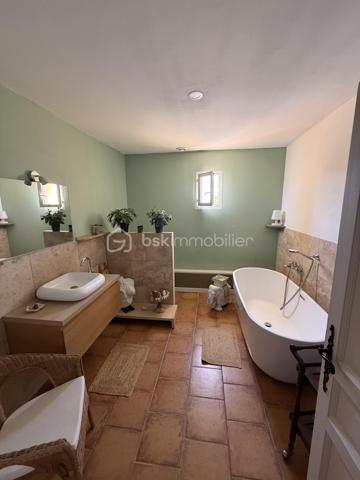 MALLEMORT – Superbe villa plein pied familiale T6 de 182 m² avec piscine

Située à quelques minutes à pied du centre du village de Mallemort, dans un environnement résidentiel calme et recherché, cette magnifique villa de 182 m² habitables vous séduira par ses volumes généreux, sa luminosité et la qualité de ses prestations.

Édifiée sur un terrain clos, arboré et sécurisé de 703 m² avec portail motorisé, cette propriété offre un cadre de vie idéal pour une famille en quête de confort et de tranquillité.

Des extérieurs conçus pour profiter pleinement de la Provence
Piscine 7 x 3 m
Grande terrasse de 78 m² idéale pour recevoir
Salon d'été de 11 m²
Carport pour 2 véhicules
Chalet de rangement de 12 m²
Jardin paysager parfaitement entretenu
Un intérieur spacieux et lumineux

L'entrée s'ouvre sur une agréable terrasse couverte de 9 m² et mène à une vaste pièce de vie traversante de 52 m² comprenant salon, séjour et cuisine ouverte. Cet espace convivial, baigné de lumière, bénéficie d'un accès direct à une terrasse de 30 m².

Ce plein pied comprend également un cellier-buanderie de 12 m² avec terrasse privative ainsi qu'un grand bureau de 22 m², idéal pour le télétravail ou une activité indépendante.

Un espace nuit confortable et fonctionnel
Chambre de 16 m² avec dressing de 3 m²
Deux chambres de 11 m² avec placards intégrés
Suite parentale de 23 m²
Salle de bains de 10 m²
Salle d'eau de 4 m²
Deux WC indépendants
Les atouts de cette propriété

- Aucun travaux à prévoir
- Excellente luminosité et beaux volumes
- Prestations de qualité
- Terrain clos et facile d'entretien
- Proximité immédiate des commerces, écoles et services
- Environnement calme et recherché

Un emplacement privilégié

Mallemort bénéficie d'une situation idéale entre le Luberon et Aix-Marseille-Provence. Vous profiterez d'un cadre naturel remarquable entre la Durance et le Luberon, tout en restant à proximité d'Aix-en-Provence, Salon-de-Provence et Avignon.

Une piste cyclable relie également Mallemort à La Roque-d'Anthéron et Charleval, offrant un cadre de vie particulièrement agréable.

Une propriété rare sur le secteur, alliant élégance, confort et qualité de vie au cœur de la Provence.

À découvrir sans tarder. Contactez-nous pour organiser une visite.

Laurent BSK IMMOBILIER - 06 02 06 11 01 _ l.billard@bskimmobilier.com .

À BIENTÔT ........
