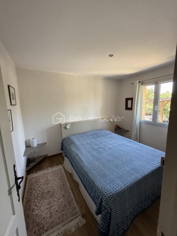 MALLEMORT – Superbe villa plein pied familiale T6 de 182 m² avec piscine

Située à quelques minutes à pied du centre du village de Mallemort, dans un environnement résidentiel calme et recherché, cette magnifique villa de 182 m² habitables vous séduira par ses volumes généreux, sa luminosité et la qualité de ses prestations.

Édifiée sur un terrain clos, arboré et sécurisé de 703 m² avec portail motorisé, cette propriété offre un cadre de vie idéal pour une famille en quête de confort et de tranquillité.

Des extérieurs conçus pour profiter pleinement de la Provence
Piscine 7 x 3 m
Grande terrasse de 78 m² idéale pour recevoir
Salon d'été de 11 m²
Carport pour 2 véhicules
Chalet de rangement de 12 m²
Jardin paysager parfaitement entretenu
Un intérieur spacieux et lumineux

L'entrée s'ouvre sur une agréable terrasse couverte de 9 m² et mène à une vaste pièce de vie traversante de 52 m² comprenant salon, séjour et cuisine ouverte. Cet espace convivial, baigné de lumière, bénéficie d'un accès direct à une terrasse de 30 m².

Ce plein pied comprend également un cellier-buanderie de 12 m² avec terrasse privative ainsi qu'un grand bureau de 22 m², idéal pour le télétravail ou une activité indépendante.

Un espace nuit confortable et fonctionnel
Chambre de 16 m² avec dressing de 3 m²
Deux chambres de 11 m² avec placards intégrés
Suite parentale de 23 m²
Salle de bains de 10 m²
Salle d'eau de 4 m²
Deux WC indépendants
Les atouts de cette propriété

- Aucun travaux à prévoir
- Excellente luminosité et beaux volumes
- Prestations de qualité
- Terrain clos et facile d'entretien
- Proximité immédiate des commerces, écoles et services
- Environnement calme et recherché

Un emplacement privilégié

Mallemort bénéficie d'une situation idéale entre le Luberon et Aix-Marseille-Provence. Vous profiterez d'un cadre naturel remarquable entre la Durance et le Luberon, tout en restant à proximité d'Aix-en-Provence, Salon-de-Provence et Avignon.

Une piste cyclable relie également Mallemort à La Roque-d'Anthéron et Charleval, offrant un cadre de vie particulièrement agréable.

Une propriété rare sur le secteur, alliant élégance, confort et qualité de vie au cœur de la Provence.

À découvrir sans tarder. Contactez-nous pour organiser une visite.

Laurent BSK IMMOBILIER - 06 02 06 11 01 _ l.billard@bskimmobilier.com .

À BIENTÔT ........