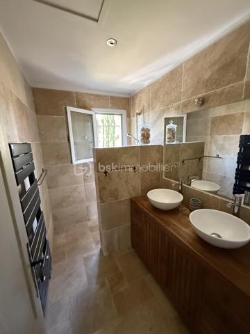 MALLEMORT – Superbe villa plein pied familiale T6 de 182 m² avec piscine

Située à quelques minutes à pied du centre du village de Mallemort, dans un environnement résidentiel calme et recherché, cette magnifique villa de 182 m² habitables vous séduira par ses volumes généreux, sa luminosité et la qualité de ses prestations.

Édifiée sur un terrain clos, arboré et sécurisé de 703 m² avec portail motorisé, cette propriété offre un cadre de vie idéal pour une famille en quête de confort et de tranquillité.

Des extérieurs conçus pour profiter pleinement de la Provence
Piscine 7 x 3 m
Grande terrasse de 78 m² idéale pour recevoir
Salon d'été de 11 m²
Carport pour 2 véhicules
Chalet de rangement de 12 m²
Jardin paysager parfaitement entretenu
Un intérieur spacieux et lumineux

L'entrée s'ouvre sur une agréable terrasse couverte de 9 m² et mène à une vaste pièce de vie traversante de 52 m² comprenant salon, séjour et cuisine ouverte. Cet espace convivial, baigné de lumière, bénéficie d'un accès direct à une terrasse de 30 m².

Ce plein pied comprend également un cellier-buanderie de 12 m² avec terrasse privative ainsi qu'un grand bureau de 22 m², idéal pour le télétravail ou une activité indépendante.

Un espace nuit confortable et fonctionnel
Chambre de 16 m² avec dressing de 3 m²
Deux chambres de 11 m² avec placards intégrés
Suite parentale de 23 m²
Salle de bains de 10 m²
Salle d'eau de 4 m²
Deux WC indépendants
Les atouts de cette propriété

- Aucun travaux à prévoir
- Excellente luminosité et beaux volumes
- Prestations de qualité
- Terrain clos et facile d'entretien
- Proximité immédiate des commerces, écoles et services
- Environnement calme et recherché

Un emplacement privilégié

Mallemort bénéficie d'une situation idéale entre le Luberon et Aix-Marseille-Provence. Vous profiterez d'un cadre naturel remarquable entre la Durance et le Luberon, tout en restant à proximité d'Aix-en-Provence, Salon-de-Provence et Avignon.

Une piste cyclable relie également Mallemort à La Roque-d'Anthéron et Charleval, offrant un cadre de vie particulièrement agréable.

Une propriété rare sur le secteur, alliant élégance, confort et qualité de vie au cœur de la Provence.

À découvrir sans tarder. Contactez-nous pour organiser une visite.

Laurent BSK IMMOBILIER - 06 02 06 11 01 _ l.billard@bskimmobilier.com .

À BIENTÔT ........