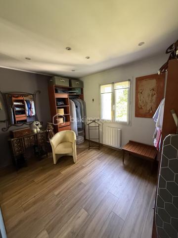 MALLEMORT – Superbe villa plein pied familiale T6 de 182 m² avec piscine

Située à quelques minutes à pied du centre du village de Mallemort, dans un environnement résidentiel calme et recherché, cette magnifique villa de 182 m² habitables vous séduira par ses volumes généreux, sa luminosité et la qualité de ses prestations.

Édifiée sur un terrain clos, arboré et sécurisé de 703 m² avec portail motorisé, cette propriété offre un cadre de vie idéal pour une famille en quête de confort et de tranquillité.

Des extérieurs conçus pour profiter pleinement de la Provence
Piscine 7 x 3 m
Grande terrasse de 78 m² idéale pour recevoir
Salon d'été de 11 m²
Carport pour 2 véhicules
Chalet de rangement de 12 m²
Jardin paysager parfaitement entretenu
Un intérieur spacieux et lumineux

L'entrée s'ouvre sur une agréable terrasse couverte de 9 m² et mène à une vaste pièce de vie traversante de 52 m² comprenant salon, séjour et cuisine ouverte. Cet espace convivial, baigné de lumière, bénéficie d'un accès direct à une terrasse de 30 m².

Ce plein pied comprend également un cellier-buanderie de 12 m² avec terrasse privative ainsi qu'un grand bureau de 22 m², idéal pour le télétravail ou une activité indépendante.

Un espace nuit confortable et fonctionnel
Chambre de 16 m² avec dressing de 3 m²
Deux chambres de 11 m² avec placards intégrés
Suite parentale de 23 m²
Salle de bains de 10 m²
Salle d'eau de 4 m²
Deux WC indépendants
Les atouts de cette propriété

- Aucun travaux à prévoir
- Excellente luminosité et beaux volumes
- Prestations de qualité
- Terrain clos et facile d'entretien
- Proximité immédiate des commerces, écoles et services
- Environnement calme et recherché

Un emplacement privilégié

Mallemort bénéficie d'une situation idéale entre le Luberon et Aix-Marseille-Provence. Vous profiterez d'un cadre naturel remarquable entre la Durance et le Luberon, tout en restant à proximité d'Aix-en-Provence, Salon-de-Provence et Avignon.

Une piste cyclable relie également Mallemort à La Roque-d'Anthéron et Charleval, offrant un cadre de vie particulièrement agréable.

Une propriété rare sur le secteur, alliant élégance, confort et qualité de vie au cœur de la Provence.

À découvrir sans tarder. Contactez-nous pour organiser une visite.

Laurent BSK IMMOBILIER - 06 02 06 11 01 _ l.billard@bskimmobilier.com .

À BIENTÔT ........