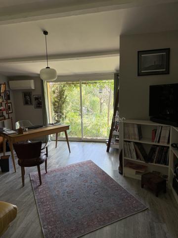 MALLEMORT – Superbe villa plein pied familiale T6 de 182 m² avec piscine

Située à quelques minutes à pied du centre du village de Mallemort, dans un environnement résidentiel calme et recherché, cette magnifique villa de 182 m² habitables vous séduira par ses volumes généreux, sa luminosité et la qualité de ses prestations.

Édifiée sur un terrain clos, arboré et sécurisé de 703 m² avec portail motorisé, cette propriété offre un cadre de vie idéal pour une famille en quête de confort et de tranquillité.

Des extérieurs conçus pour profiter pleinement de la Provence
Piscine 7 x 3 m
Grande terrasse de 78 m² idéale pour recevoir
Salon d'été de 11 m²
Carport pour 2 véhicules
Chalet de rangement de 12 m²
Jardin paysager parfaitement entretenu
Un intérieur spacieux et lumineux

L'entrée s'ouvre sur une agréable terrasse couverte de 9 m² et mène à une vaste pièce de vie traversante de 52 m² comprenant salon, séjour et cuisine ouverte. Cet espace convivial, baigné de lumière, bénéficie d'un accès direct à une terrasse de 30 m².

Ce plein pied comprend également un cellier-buanderie de 12 m² avec terrasse privative ainsi qu'un grand bureau de 22 m², idéal pour le télétravail ou une activité indépendante.

Un espace nuit confortable et fonctionnel
Chambre de 16 m² avec dressing de 3 m²
Deux chambres de 11 m² avec placards intégrés
Suite parentale de 23 m²
Salle de bains de 10 m²
Salle d'eau de 4 m²
Deux WC indépendants
Les atouts de cette propriété

- Aucun travaux à prévoir
- Excellente luminosité et beaux volumes
- Prestations de qualité
- Terrain clos et facile d'entretien
- Proximité immédiate des commerces, écoles et services
- Environnement calme et recherché

Un emplacement privilégié

Mallemort bénéficie d'une situation idéale entre le Luberon et Aix-Marseille-Provence. Vous profiterez d'un cadre naturel remarquable entre la Durance et le Luberon, tout en restant à proximité d'Aix-en-Provence, Salon-de-Provence et Avignon.

Une piste cyclable relie également Mallemort à La Roque-d'Anthéron et Charleval, offrant un cadre de vie particulièrement agréable.

Une propriété rare sur le secteur, alliant élégance, confort et qualité de vie au cœur de la Provence.

À découvrir sans tarder. Contactez-nous pour organiser une visite.

Laurent BSK IMMOBILIER - 06 02 06 11 01 _ l.billard@bskimmobilier.com .

À BIENTÔT ........
