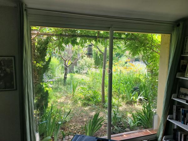MALLEMORT – Superbe villa plein pied familiale T6 de 182 m² avec piscine

Située à quelques minutes à pied du centre du village de Mallemort, dans un environnement résidentiel calme et recherché, cette magnifique villa de 182 m² habitables vous séduira par ses volumes généreux, sa luminosité et la qualité de ses prestations.

Édifiée sur un terrain clos, arboré et sécurisé de 703 m² avec portail motorisé, cette propriété offre un cadre de vie idéal pour une famille en quête de confort et de tranquillité.

Des extérieurs conçus pour profiter pleinement de la Provence
Piscine 7 x 3 m
Grande terrasse de 78 m² idéale pour recevoir
Salon d'été de 11 m²
Carport pour 2 véhicules
Chalet de rangement de 12 m²
Jardin paysager parfaitement entretenu
Un intérieur spacieux et lumineux

L'entrée s'ouvre sur une agréable terrasse couverte de 9 m² et mène à une vaste pièce de vie traversante de 52 m² comprenant salon, séjour et cuisine ouverte. Cet espace convivial, baigné de lumière, bénéficie d'un accès direct à une terrasse de 30 m².

Ce plein pied comprend également un cellier-buanderie de 12 m² avec terrasse privative ainsi qu'un grand bureau de 22 m², idéal pour le télétravail ou une activité indépendante.

Un espace nuit confortable et fonctionnel
Chambre de 16 m² avec dressing de 3 m²
Deux chambres de 11 m² avec placards intégrés
Suite parentale de 23 m²
Salle de bains de 10 m²
Salle d'eau de 4 m²
Deux WC indépendants
Les atouts de cette propriété

- Aucun travaux à prévoir
- Excellente luminosité et beaux volumes
- Prestations de qualité
- Terrain clos et facile d'entretien
- Proximité immédiate des commerces, écoles et services
- Environnement calme et recherché

Un emplacement privilégié

Mallemort bénéficie d'une situation idéale entre le Luberon et Aix-Marseille-Provence. Vous profiterez d'un cadre naturel remarquable entre la Durance et le Luberon, tout en restant à proximité d'Aix-en-Provence, Salon-de-Provence et Avignon.

Une piste cyclable relie également Mallemort à La Roque-d'Anthéron et Charleval, offrant un cadre de vie particulièrement agréable.

Une propriété rare sur le secteur, alliant élégance, confort et qualité de vie au cœur de la Provence.

À découvrir sans tarder. Contactez-nous pour organiser une visite.

Laurent BSK IMMOBILIER - 06 02 06 11 01 _ l.billard@bskimmobilier.com .

À BIENTÔT ........