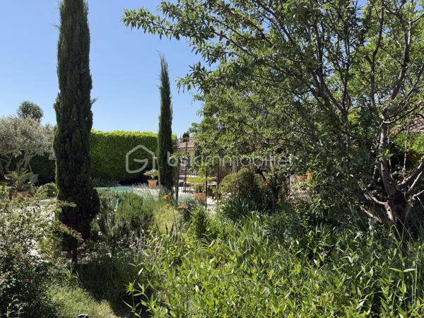 MALLEMORT – Superbe villa plein pied familiale T6 de 182 m² avec piscine

Située à quelques minutes à pied du centre du village de Mallemort, dans un environnement résidentiel calme et recherché, cette magnifique villa de 182 m² habitables vous séduira par ses volumes généreux, sa luminosité et la qualité de ses prestations.

Édifiée sur un terrain clos, arboré et sécurisé de 703 m² avec portail motorisé, cette propriété offre un cadre de vie idéal pour une famille en quête de confort et de tranquillité.

Des extérieurs conçus pour profiter pleinement de la Provence
Piscine 7 x 3 m
Grande terrasse de 78 m² idéale pour recevoir
Salon d'été de 11 m²
Carport pour 2 véhicules
Chalet de rangement de 12 m²
Jardin paysager parfaitement entretenu
Un intérieur spacieux et lumineux

L'entrée s'ouvre sur une agréable terrasse couverte de 9 m² et mène à une vaste pièce de vie traversante de 52 m² comprenant salon, séjour et cuisine ouverte. Cet espace convivial, baigné de lumière, bénéficie d'un accès direct à une terrasse de 30 m².

Ce plein pied comprend également un cellier-buanderie de 12 m² avec terrasse privative ainsi qu'un grand bureau de 22 m², idéal pour le télétravail ou une activité indépendante.

Un espace nuit confortable et fonctionnel
Chambre de 16 m² avec dressing de 3 m²
Deux chambres de 11 m² avec placards intégrés
Suite parentale de 23 m²
Salle de bains de 10 m²
Salle d'eau de 4 m²
Deux WC indépendants
Les atouts de cette propriété

- Aucun travaux à prévoir
- Excellente luminosité et beaux volumes
- Prestations de qualité
- Terrain clos et facile d'entretien
- Proximité immédiate des commerces, écoles et services
- Environnement calme et recherché

Un emplacement privilégié

Mallemort bénéficie d'une situation idéale entre le Luberon et Aix-Marseille-Provence. Vous profiterez d'un cadre naturel remarquable entre la Durance et le Luberon, tout en restant à proximité d'Aix-en-Provence, Salon-de-Provence et Avignon.

Une piste cyclable relie également Mallemort à La Roque-d'Anthéron et Charleval, offrant un cadre de vie particulièrement agréable.

Une propriété rare sur le secteur, alliant élégance, confort et qualité de vie au cœur de la Provence.

À découvrir sans tarder. Contactez-nous pour organiser une visite.

Laurent BSK IMMOBILIER - 06 02 06 11 01 _ l.billard@bskimmobilier.com .

À BIENTÔT ........