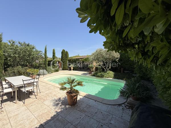 MALLEMORT – Superbe villa plein pied familiale T6 de 182 m² avec piscine

Située à quelques minutes à pied du centre du village de Mallemort, dans un environnement résidentiel calme et recherché, cette magnifique villa de 182 m² habitables vous séduira par ses volumes généreux, sa luminosité et la qualité de ses prestations.

Édifiée sur un terrain clos, arboré et sécurisé de 703 m² avec portail motorisé, cette propriété offre un cadre de vie idéal pour une famille en quête de confort et de tranquillité.

Des extérieurs conçus pour profiter pleinement de la Provence
Piscine 7 x 3 m
Grande terrasse de 78 m² idéale pour recevoir
Salon d'été de 11 m²
Carport pour 2 véhicules
Chalet de rangement de 12 m²
Jardin paysager parfaitement entretenu
Un intérieur spacieux et lumineux

L'entrée s'ouvre sur une agréable terrasse couverte de 9 m² et mène à une vaste pièce de vie traversante de 52 m² comprenant salon, séjour et cuisine ouverte. Cet espace convivial, baigné de lumière, bénéficie d'un accès direct à une terrasse de 30 m².

Ce plein pied comprend également un cellier-buanderie de 12 m² avec terrasse privative ainsi qu'un grand bureau de 22 m², idéal pour le télétravail ou une activité indépendante.

Un espace nuit confortable et fonctionnel
Chambre de 16 m² avec dressing de 3 m²
Deux chambres de 11 m² avec placards intégrés
Suite parentale de 23 m²
Salle de bains de 10 m²
Salle d'eau de 4 m²
Deux WC indépendants
Les atouts de cette propriété

- Aucun travaux à prévoir
- Excellente luminosité et beaux volumes
- Prestations de qualité
- Terrain clos et facile d'entretien
- Proximité immédiate des commerces, écoles et services
- Environnement calme et recherché

Un emplacement privilégié

Mallemort bénéficie d'une situation idéale entre le Luberon et Aix-Marseille-Provence. Vous profiterez d'un cadre naturel remarquable entre la Durance et le Luberon, tout en restant à proximité d'Aix-en-Provence, Salon-de-Provence et Avignon.

Une piste cyclable relie également Mallemort à La Roque-d'Anthéron et Charleval, offrant un cadre de vie particulièrement agréable.

Une propriété rare sur le secteur, alliant élégance, confort et qualité de vie au cœur de la Provence.

À découvrir sans tarder. Contactez-nous pour organiser une visite.

Laurent BSK IMMOBILIER - 06 02 06 11 01 _ l.billard@bskimmobilier.com .

À BIENTÔT ........
