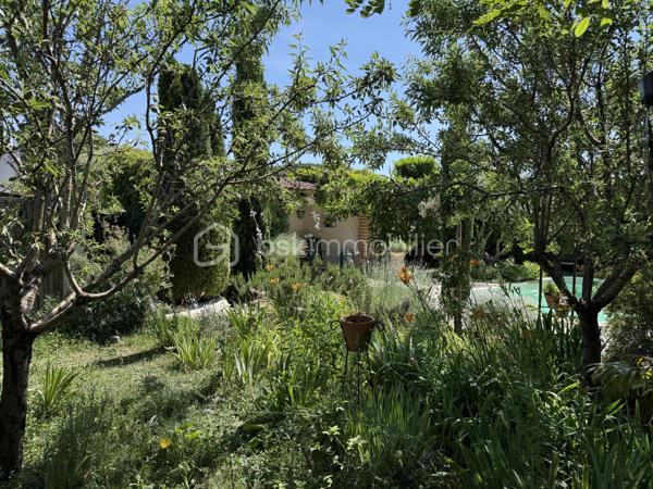 MALLEMORT – Superbe villa plein pied familiale T6 de 182 m² avec piscine

Située à quelques minutes à pied du centre du village de Mallemort, dans un environnement résidentiel calme et recherché, cette magnifique villa de 182 m² habitables vous séduira par ses volumes généreux, sa luminosité et la qualité de ses prestations.

Édifiée sur un terrain clos, arboré et sécurisé de 703 m² avec portail motorisé, cette propriété offre un cadre de vie idéal pour une famille en quête de confort et de tranquillité.

Des extérieurs conçus pour profiter pleinement de la Provence
Piscine 7 x 3 m
Grande terrasse de 78 m² idéale pour recevoir
Salon d'été de 11 m²
Carport pour 2 véhicules
Chalet de rangement de 12 m²
Jardin paysager parfaitement entretenu
Un intérieur spacieux et lumineux

L'entrée s'ouvre sur une agréable terrasse couverte de 9 m² et mène à une vaste pièce de vie traversante de 52 m² comprenant salon, séjour et cuisine ouverte. Cet espace convivial, baigné de lumière, bénéficie d'un accès direct à une terrasse de 30 m².

Ce plein pied comprend également un cellier-buanderie de 12 m² avec terrasse privative ainsi qu'un grand bureau de 22 m², idéal pour le télétravail ou une activité indépendante.

Un espace nuit confortable et fonctionnel
Chambre de 16 m² avec dressing de 3 m²
Deux chambres de 11 m² avec placards intégrés
Suite parentale de 23 m²
Salle de bains de 10 m²
Salle d'eau de 4 m²
Deux WC indépendants
Les atouts de cette propriété

- Aucun travaux à prévoir
- Excellente luminosité et beaux volumes
- Prestations de qualité
- Terrain clos et facile d'entretien
- Proximité immédiate des commerces, écoles et services
- Environnement calme et recherché

Un emplacement privilégié

Mallemort bénéficie d'une situation idéale entre le Luberon et Aix-Marseille-Provence. Vous profiterez d'un cadre naturel remarquable entre la Durance et le Luberon, tout en restant à proximité d'Aix-en-Provence, Salon-de-Provence et Avignon.

Une piste cyclable relie également Mallemort à La Roque-d'Anthéron et Charleval, offrant un cadre de vie particulièrement agréable.

Une propriété rare sur le secteur, alliant élégance, confort et qualité de vie au cœur de la Provence.

À découvrir sans tarder. Contactez-nous pour organiser une visite.

Laurent BSK IMMOBILIER - 06 02 06 11 01 _ l.billard@bskimmobilier.com .

À BIENTÔT ........
