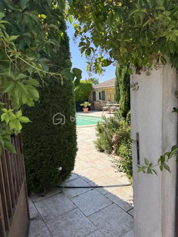 MALLEMORT – Superbe villa plein pied familiale T6 de 182 m² avec piscine

Située à quelques minutes à pied du centre du village de Mallemort, dans un environnement résidentiel calme et recherché, cette magnifique villa de 182 m² habitables vous séduira par ses volumes généreux, sa luminosité et la qualité de ses prestations.

Édifiée sur un terrain clos, arboré et sécurisé de 703 m² avec portail motorisé, cette propriété offre un cadre de vie idéal pour une famille en quête de confort et de tranquillité.

Des extérieurs conçus pour profiter pleinement de la Provence
Piscine 7 x 3 m
Grande terrasse de 78 m² idéale pour recevoir
Salon d'été de 11 m²
Carport pour 2 véhicules
Chalet de rangement de 12 m²
Jardin paysager parfaitement entretenu
Un intérieur spacieux et lumineux

L'entrée s'ouvre sur une agréable terrasse couverte de 9 m² et mène à une vaste pièce de vie traversante de 52 m² comprenant salon, séjour et cuisine ouverte. Cet espace convivial, baigné de lumière, bénéficie d'un accès direct à une terrasse de 30 m².

Ce plein pied comprend également un cellier-buanderie de 12 m² avec terrasse privative ainsi qu'un grand bureau de 22 m², idéal pour le télétravail ou une activité indépendante.

Un espace nuit confortable et fonctionnel
Chambre de 16 m² avec dressing de 3 m²
Deux chambres de 11 m² avec placards intégrés
Suite parentale de 23 m²
Salle de bains de 10 m²
Salle d'eau de 4 m²
Deux WC indépendants
Les atouts de cette propriété

- Aucun travaux à prévoir
- Excellente luminosité et beaux volumes
- Prestations de qualité
- Terrain clos et facile d'entretien
- Proximité immédiate des commerces, écoles et services
- Environnement calme et recherché

Un emplacement privilégié

Mallemort bénéficie d'une situation idéale entre le Luberon et Aix-Marseille-Provence. Vous profiterez d'un cadre naturel remarquable entre la Durance et le Luberon, tout en restant à proximité d'Aix-en-Provence, Salon-de-Provence et Avignon.

Une piste cyclable relie également Mallemort à La Roque-d'Anthéron et Charleval, offrant un cadre de vie particulièrement agréable.

Une propriété rare sur le secteur, alliant élégance, confort et qualité de vie au cœur de la Provence.

À découvrir sans tarder. Contactez-nous pour organiser une visite.

Laurent BSK IMMOBILIER - 06 02 06 11 01 _ l.billard@bskimmobilier.com .

À BIENTÔT ........