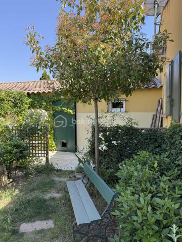 MALLEMORT – Superbe villa plein pied familiale T6 de 182 m² avec piscine

Située à quelques minutes à pied du centre du village de Mallemort, dans un environnement résidentiel calme et recherché, cette magnifique villa de 182 m² habitables vous séduira par ses volumes généreux, sa luminosité et la qualité de ses prestations.

Édifiée sur un terrain clos, arboré et sécurisé de 703 m² avec portail motorisé, cette propriété offre un cadre de vie idéal pour une famille en quête de confort et de tranquillité.

Des extérieurs conçus pour profiter pleinement de la Provence
Piscine 7 x 3 m
Grande terrasse de 78 m² idéale pour recevoir
Salon d'été de 11 m²
Carport pour 2 véhicules
Chalet de rangement de 12 m²
Jardin paysager parfaitement entretenu
Un intérieur spacieux et lumineux

L'entrée s'ouvre sur une agréable terrasse couverte de 9 m² et mène à une vaste pièce de vie traversante de 52 m² comprenant salon, séjour et cuisine ouverte. Cet espace convivial, baigné de lumière, bénéficie d'un accès direct à une terrasse de 30 m².

Ce plein pied comprend également un cellier-buanderie de 12 m² avec terrasse privative ainsi qu'un grand bureau de 22 m², idéal pour le télétravail ou une activité indépendante.

Un espace nuit confortable et fonctionnel
Chambre de 16 m² avec dressing de 3 m²
Deux chambres de 11 m² avec placards intégrés
Suite parentale de 23 m²
Salle de bains de 10 m²
Salle d'eau de 4 m²
Deux WC indépendants
Les atouts de cette propriété

- Aucun travaux à prévoir
- Excellente luminosité et beaux volumes
- Prestations de qualité
- Terrain clos et facile d'entretien
- Proximité immédiate des commerces, écoles et services
- Environnement calme et recherché

Un emplacement privilégié

Mallemort bénéficie d'une situation idéale entre le Luberon et Aix-Marseille-Provence. Vous profiterez d'un cadre naturel remarquable entre la Durance et le Luberon, tout en restant à proximité d'Aix-en-Provence, Salon-de-Provence et Avignon.

Une piste cyclable relie également Mallemort à La Roque-d'Anthéron et Charleval, offrant un cadre de vie particulièrement agréable.

Une propriété rare sur le secteur, alliant élégance, confort et qualité de vie au cœur de la Provence.

À découvrir sans tarder. Contactez-nous pour organiser une visite.

Laurent BSK IMMOBILIER - 06 02 06 11 01 _ l.billard@bskimmobilier.com .

À BIENTÔT ........