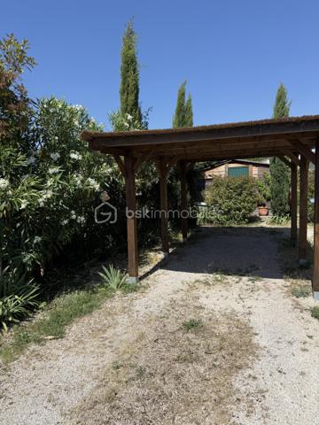 MALLEMORT – Superbe villa plein pied familiale T6 de 182 m² avec piscine

Située à quelques minutes à pied du centre du village de Mallemort, dans un environnement résidentiel calme et recherché, cette magnifique villa de 182 m² habitables vous séduira par ses volumes généreux, sa luminosité et la qualité de ses prestations.

Édifiée sur un terrain clos, arboré et sécurisé de 703 m² avec portail motorisé, cette propriété offre un cadre de vie idéal pour une famille en quête de confort et de tranquillité.

Des extérieurs conçus pour profiter pleinement de la Provence
Piscine 7 x 3 m
Grande terrasse de 78 m² idéale pour recevoir
Salon d'été de 11 m²
Carport pour 2 véhicules
Chalet de rangement de 12 m²
Jardin paysager parfaitement entretenu
Un intérieur spacieux et lumineux

L'entrée s'ouvre sur une agréable terrasse couverte de 9 m² et mène à une vaste pièce de vie traversante de 52 m² comprenant salon, séjour et cuisine ouverte. Cet espace convivial, baigné de lumière, bénéficie d'un accès direct à une terrasse de 30 m².

Ce plein pied comprend également un cellier-buanderie de 12 m² avec terrasse privative ainsi qu'un grand bureau de 22 m², idéal pour le télétravail ou une activité indépendante.

Un espace nuit confortable et fonctionnel
Chambre de 16 m² avec dressing de 3 m²
Deux chambres de 11 m² avec placards intégrés
Suite parentale de 23 m²
Salle de bains de 10 m²
Salle d'eau de 4 m²
Deux WC indépendants
Les atouts de cette propriété

- Aucun travaux à prévoir
- Excellente luminosité et beaux volumes
- Prestations de qualité
- Terrain clos et facile d'entretien
- Proximité immédiate des commerces, écoles et services
- Environnement calme et recherché

Un emplacement privilégié

Mallemort bénéficie d'une situation idéale entre le Luberon et Aix-Marseille-Provence. Vous profiterez d'un cadre naturel remarquable entre la Durance et le Luberon, tout en restant à proximité d'Aix-en-Provence, Salon-de-Provence et Avignon.

Une piste cyclable relie également Mallemort à La Roque-d'Anthéron et Charleval, offrant un cadre de vie particulièrement agréable.

Une propriété rare sur le secteur, alliant élégance, confort et qualité de vie au cœur de la Provence.

À découvrir sans tarder. Contactez-nous pour organiser une visite.

Laurent BSK IMMOBILIER - 06 02 06 11 01 _ l.billard@bskimmobilier.com .

À BIENTÔT ........