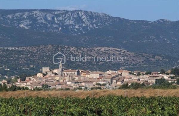 MALLEMORT – Superbe villa plein pied familiale T6 de 182 m² avec piscine

Située à quelques minutes à pied du centre du village de Mallemort, dans un environnement résidentiel calme et recherché, cette magnifique villa de 182 m² habitables vous séduira par ses volumes généreux, sa luminosité et la qualité de ses prestations.

Édifiée sur un terrain clos, arboré et sécurisé de 703 m² avec portail motorisé, cette propriété offre un cadre de vie idéal pour une famille en quête de confort et de tranquillité.

Des extérieurs conçus pour profiter pleinement de la Provence
Piscine 7 x 3 m
Grande terrasse de 78 m² idéale pour recevoir
Salon d'été de 11 m²
Carport pour 2 véhicules
Chalet de rangement de 12 m²
Jardin paysager parfaitement entretenu
Un intérieur spacieux et lumineux

L'entrée s'ouvre sur une agréable terrasse couverte de 9 m² et mène à une vaste pièce de vie traversante de 52 m² comprenant salon, séjour et cuisine ouverte. Cet espace convivial, baigné de lumière, bénéficie d'un accès direct à une terrasse de 30 m².

Ce plein pied comprend également un cellier-buanderie de 12 m² avec terrasse privative ainsi qu'un grand bureau de 22 m², idéal pour le télétravail ou une activité indépendante.

Un espace nuit confortable et fonctionnel
Chambre de 16 m² avec dressing de 3 m²
Deux chambres de 11 m² avec placards intégrés
Suite parentale de 23 m²
Salle de bains de 10 m²
Salle d'eau de 4 m²
Deux WC indépendants
Les atouts de cette propriété

- Aucun travaux à prévoir
- Excellente luminosité et beaux volumes
- Prestations de qualité
- Terrain clos et facile d'entretien
- Proximité immédiate des commerces, écoles et services
- Environnement calme et recherché

Un emplacement privilégié

Mallemort bénéficie d'une situation idéale entre le Luberon et Aix-Marseille-Provence. Vous profiterez d'un cadre naturel remarquable entre la Durance et le Luberon, tout en restant à proximité d'Aix-en-Provence, Salon-de-Provence et Avignon.

Une piste cyclable relie également Mallemort à La Roque-d'Anthéron et Charleval, offrant un cadre de vie particulièrement agréable.

Une propriété rare sur le secteur, alliant élégance, confort et qualité de vie au cœur de la Provence.

À découvrir sans tarder. Contactez-nous pour organiser une visite.

Laurent BSK IMMOBILIER - 06 02 06 11 01 _ l.billard@bskimmobilier.com .

À BIENTÔT ........