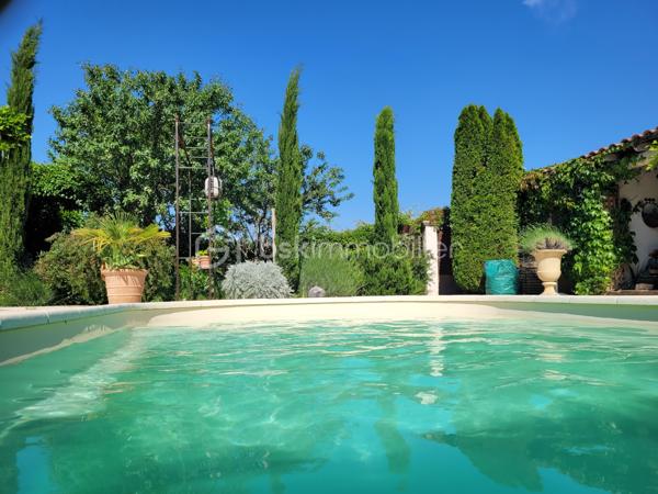 MALLEMORT – Superbe villa plein pied familiale T6 de 182 m² avec piscine

Située à quelques minutes à pied du centre du village de Mallemort, dans un environnement résidentiel calme et recherché, cette magnifique villa de 182 m² habitables vous séduira par ses volumes généreux, sa luminosité et la qualité de ses prestations.

Édifiée sur un terrain clos, arboré et sécurisé de 703 m² avec portail motorisé, cette propriété offre un cadre de vie idéal pour une famille en quête de confort et de tranquillité.

Des extérieurs conçus pour profiter pleinement de la Provence
Piscine 7 x 3 m
Grande terrasse de 78 m² idéale pour recevoir
Salon d'été de 11 m²
Carport pour 2 véhicules
Chalet de rangement de 12 m²
Jardin paysager parfaitement entretenu
Un intérieur spacieux et lumineux

L'entrée s'ouvre sur une agréable terrasse couverte de 9 m² et mène à une vaste pièce de vie traversante de 52 m² comprenant salon, séjour et cuisine ouverte. Cet espace convivial, baigné de lumière, bénéficie d'un accès direct à une terrasse de 30 m².

Ce plein pied comprend également un cellier-buanderie de 12 m² avec terrasse privative ainsi qu'un grand bureau de 22 m², idéal pour le télétravail ou une activité indépendante.

Un espace nuit confortable et fonctionnel
Chambre de 16 m² avec dressing de 3 m²
Deux chambres de 11 m² avec placards intégrés
Suite parentale de 23 m²
Salle de bains de 10 m²
Salle d'eau de 4 m²
Deux WC indépendants
Les atouts de cette propriété

- Aucun travaux à prévoir
- Excellente luminosité et beaux volumes
- Prestations de qualité
- Terrain clos et facile d'entretien
- Proximité immédiate des commerces, écoles et services
- Environnement calme et recherché

Un emplacement privilégié

Mallemort bénéficie d'une situation idéale entre le Luberon et Aix-Marseille-Provence. Vous profiterez d'un cadre naturel remarquable entre la Durance et le Luberon, tout en restant à proximité d'Aix-en-Provence, Salon-de-Provence et Avignon.

Une piste cyclable relie également Mallemort à La Roque-d'Anthéron et Charleval, offrant un cadre de vie particulièrement agréable.

Une propriété rare sur le secteur, alliant élégance, confort et qualité de vie au cœur de la Provence.

À découvrir sans tarder. Contactez-nous pour organiser une visite.

Laurent BSK IMMOBILIER - 06 02 06 11 01 _ l.billard@bskimmobilier.com .

À BIENTÔT ........