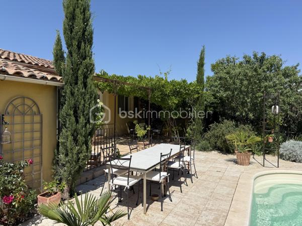 MALLEMORT – Superbe villa plein pied familiale T6 de 182 m² avec piscine

Située à quelques minutes à pied du centre du village de Mallemort, dans un environnement résidentiel calme et recherché, cette magnifique villa de 182 m² habitables vous séduira par ses volumes généreux, sa luminosité et la qualité de ses prestations.

Édifiée sur un terrain clos, arboré et sécurisé de 703 m² avec portail motorisé, cette propriété offre un cadre de vie idéal pour une famille en quête de confort et de tranquillité.

Des extérieurs conçus pour profiter pleinement de la Provence
Piscine 7 x 3 m
Grande terrasse de 78 m² idéale pour recevoir
Salon d'été de 11 m²
Carport pour 2 véhicules
Chalet de rangement de 12 m²
Jardin paysager parfaitement entretenu
Un intérieur spacieux et lumineux

L'entrée s'ouvre sur une agréable terrasse couverte de 9 m² et mène à une vaste pièce de vie traversante de 52 m² comprenant salon, séjour et cuisine ouverte. Cet espace convivial, baigné de lumière, bénéficie d'un accès direct à une terrasse de 30 m².

Ce plein pied comprend également un cellier-buanderie de 12 m² avec terrasse privative ainsi qu'un grand bureau de 22 m², idéal pour le télétravail ou une activité indépendante.

Un espace nuit confortable et fonctionnel
Chambre de 16 m² avec dressing de 3 m²
Deux chambres de 11 m² avec placards intégrés
Suite parentale de 23 m²
Salle de bains de 10 m²
Salle d'eau de 4 m²
Deux WC indépendants
Les atouts de cette propriété

- Aucun travaux à prévoir
- Excellente luminosité et beaux volumes
- Prestations de qualité
- Terrain clos et facile d'entretien
- Proximité immédiate des commerces, écoles et services
- Environnement calme et recherché

Un emplacement privilégié

Mallemort bénéficie d'une situation idéale entre le Luberon et Aix-Marseille-Provence. Vous profiterez d'un cadre naturel remarquable entre la Durance et le Luberon, tout en restant à proximité d'Aix-en-Provence, Salon-de-Provence et Avignon.

Une piste cyclable relie également Mallemort à La Roque-d'Anthéron et Charleval, offrant un cadre de vie particulièrement agréable.

Une propriété rare sur le secteur, alliant élégance, confort et qualité de vie au cœur de la Provence.

À découvrir sans tarder. Contactez-nous pour organiser une visite.

Laurent BSK IMMOBILIER - 06 02 06 11 01 _ l.billard@bskimmobilier.com .

À BIENTÔT ........
