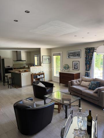 MALLEMORT – Superbe villa plein pied familiale T6 de 182 m² avec piscine

Située à quelques minutes à pied du centre du village de Mallemort, dans un environnement résidentiel calme et recherché, cette magnifique villa de 182 m² habitables vous séduira par ses volumes généreux, sa luminosité et la qualité de ses prestations.

Édifiée sur un terrain clos, arboré et sécurisé de 703 m² avec portail motorisé, cette propriété offre un cadre de vie idéal pour une famille en quête de confort et de tranquillité.

Des extérieurs conçus pour profiter pleinement de la Provence
Piscine 7 x 3 m
Grande terrasse de 78 m² idéale pour recevoir
Salon d'été de 11 m²
Carport pour 2 véhicules
Chalet de rangement de 12 m²
Jardin paysager parfaitement entretenu
Un intérieur spacieux et lumineux

L'entrée s'ouvre sur une agréable terrasse couverte de 9 m² et mène à une vaste pièce de vie traversante de 52 m² comprenant salon, séjour et cuisine ouverte. Cet espace convivial, baigné de lumière, bénéficie d'un accès direct à une terrasse de 30 m².

Ce plein pied comprend également un cellier-buanderie de 12 m² avec terrasse privative ainsi qu'un grand bureau de 22 m², idéal pour le télétravail ou une activité indépendante.

Un espace nuit confortable et fonctionnel
Chambre de 16 m² avec dressing de 3 m²
Deux chambres de 11 m² avec placards intégrés
Suite parentale de 23 m²
Salle de bains de 10 m²
Salle d'eau de 4 m²
Deux WC indépendants
Les atouts de cette propriété

- Aucun travaux à prévoir
- Excellente luminosité et beaux volumes
- Prestations de qualité
- Terrain clos et facile d'entretien
- Proximité immédiate des commerces, écoles et services
- Environnement calme et recherché

Un emplacement privilégié

Mallemort bénéficie d'une situation idéale entre le Luberon et Aix-Marseille-Provence. Vous profiterez d'un cadre naturel remarquable entre la Durance et le Luberon, tout en restant à proximité d'Aix-en-Provence, Salon-de-Provence et Avignon.

Une piste cyclable relie également Mallemort à La Roque-d'Anthéron et Charleval, offrant un cadre de vie particulièrement agréable.

Une propriété rare sur le secteur, alliant élégance, confort et qualité de vie au cœur de la Provence.

À découvrir sans tarder. Contactez-nous pour organiser une visite.

Laurent BSK IMMOBILIER - 06 02 06 11 01 _ l.billard@bskimmobilier.com .

À BIENTÔT ........