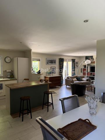 MALLEMORT – Superbe villa plein pied familiale T6 de 182 m² avec piscine

Située à quelques minutes à pied du centre du village de Mallemort, dans un environnement résidentiel calme et recherché, cette magnifique villa de 182 m² habitables vous séduira par ses volumes généreux, sa luminosité et la qualité de ses prestations.

Édifiée sur un terrain clos, arboré et sécurisé de 703 m² avec portail motorisé, cette propriété offre un cadre de vie idéal pour une famille en quête de confort et de tranquillité.

Des extérieurs conçus pour profiter pleinement de la Provence
Piscine 7 x 3 m
Grande terrasse de 78 m² idéale pour recevoir
Salon d'été de 11 m²
Carport pour 2 véhicules
Chalet de rangement de 12 m²
Jardin paysager parfaitement entretenu
Un intérieur spacieux et lumineux

L'entrée s'ouvre sur une agréable terrasse couverte de 9 m² et mène à une vaste pièce de vie traversante de 52 m² comprenant salon, séjour et cuisine ouverte. Cet espace convivial, baigné de lumière, bénéficie d'un accès direct à une terrasse de 30 m².

Ce plein pied comprend également un cellier-buanderie de 12 m² avec terrasse privative ainsi qu'un grand bureau de 22 m², idéal pour le télétravail ou une activité indépendante.

Un espace nuit confortable et fonctionnel
Chambre de 16 m² avec dressing de 3 m²
Deux chambres de 11 m² avec placards intégrés
Suite parentale de 23 m²
Salle de bains de 10 m²
Salle d'eau de 4 m²
Deux WC indépendants
Les atouts de cette propriété

- Aucun travaux à prévoir
- Excellente luminosité et beaux volumes
- Prestations de qualité
- Terrain clos et facile d'entretien
- Proximité immédiate des commerces, écoles et services
- Environnement calme et recherché

Un emplacement privilégié

Mallemort bénéficie d'une situation idéale entre le Luberon et Aix-Marseille-Provence. Vous profiterez d'un cadre naturel remarquable entre la Durance et le Luberon, tout en restant à proximité d'Aix-en-Provence, Salon-de-Provence et Avignon.

Une piste cyclable relie également Mallemort à La Roque-d'Anthéron et Charleval, offrant un cadre de vie particulièrement agréable.

Une propriété rare sur le secteur, alliant élégance, confort et qualité de vie au cœur de la Provence.

À découvrir sans tarder. Contactez-nous pour organiser une visite.

Laurent BSK IMMOBILIER - 06 02 06 11 01 _ l.billard@bskimmobilier.com .

À BIENTÔT ........
