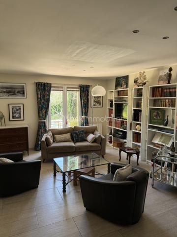 MALLEMORT – Superbe villa plein pied familiale T6 de 182 m² avec piscine

Située à quelques minutes à pied du centre du village de Mallemort, dans un environnement résidentiel calme et recherché, cette magnifique villa de 182 m² habitables vous séduira par ses volumes généreux, sa luminosité et la qualité de ses prestations.

Édifiée sur un terrain clos, arboré et sécurisé de 703 m² avec portail motorisé, cette propriété offre un cadre de vie idéal pour une famille en quête de confort et de tranquillité.

Des extérieurs conçus pour profiter pleinement de la Provence
Piscine 7 x 3 m
Grande terrasse de 78 m² idéale pour recevoir
Salon d'été de 11 m²
Carport pour 2 véhicules
Chalet de rangement de 12 m²
Jardin paysager parfaitement entretenu
Un intérieur spacieux et lumineux

L'entrée s'ouvre sur une agréable terrasse couverte de 9 m² et mène à une vaste pièce de vie traversante de 52 m² comprenant salon, séjour et cuisine ouverte. Cet espace convivial, baigné de lumière, bénéficie d'un accès direct à une terrasse de 30 m².

Ce plein pied comprend également un cellier-buanderie de 12 m² avec terrasse privative ainsi qu'un grand bureau de 22 m², idéal pour le télétravail ou une activité indépendante.

Un espace nuit confortable et fonctionnel
Chambre de 16 m² avec dressing de 3 m²
Deux chambres de 11 m² avec placards intégrés
Suite parentale de 23 m²
Salle de bains de 10 m²
Salle d'eau de 4 m²
Deux WC indépendants
Les atouts de cette propriété

- Aucun travaux à prévoir
- Excellente luminosité et beaux volumes
- Prestations de qualité
- Terrain clos et facile d'entretien
- Proximité immédiate des commerces, écoles et services
- Environnement calme et recherché

Un emplacement privilégié

Mallemort bénéficie d'une situation idéale entre le Luberon et Aix-Marseille-Provence. Vous profiterez d'un cadre naturel remarquable entre la Durance et le Luberon, tout en restant à proximité d'Aix-en-Provence, Salon-de-Provence et Avignon.

Une piste cyclable relie également Mallemort à La Roque-d'Anthéron et Charleval, offrant un cadre de vie particulièrement agréable.

Une propriété rare sur le secteur, alliant élégance, confort et qualité de vie au cœur de la Provence.

À découvrir sans tarder. Contactez-nous pour organiser une visite.

Laurent BSK IMMOBILIER - 06 02 06 11 01 _ l.billard@bskimmobilier.com .

À BIENTÔT ........