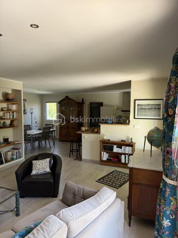 MALLEMORT – Superbe villa plein pied familiale T6 de 182 m² avec piscine

Située à quelques minutes à pied du centre du village de Mallemort, dans un environnement résidentiel calme et recherché, cette magnifique villa de 182 m² habitables vous séduira par ses volumes généreux, sa luminosité et la qualité de ses prestations.

Édifiée sur un terrain clos, arboré et sécurisé de 703 m² avec portail motorisé, cette propriété offre un cadre de vie idéal pour une famille en quête de confort et de tranquillité.

Des extérieurs conçus pour profiter pleinement de la Provence
Piscine 7 x 3 m
Grande terrasse de 78 m² idéale pour recevoir
Salon d'été de 11 m²
Carport pour 2 véhicules
Chalet de rangement de 12 m²
Jardin paysager parfaitement entretenu
Un intérieur spacieux et lumineux

L'entrée s'ouvre sur une agréable terrasse couverte de 9 m² et mène à une vaste pièce de vie traversante de 52 m² comprenant salon, séjour et cuisine ouverte. Cet espace convivial, baigné de lumière, bénéficie d'un accès direct à une terrasse de 30 m².

Ce plein pied comprend également un cellier-buanderie de 12 m² avec terrasse privative ainsi qu'un grand bureau de 22 m², idéal pour le télétravail ou une activité indépendante.

Un espace nuit confortable et fonctionnel
Chambre de 16 m² avec dressing de 3 m²
Deux chambres de 11 m² avec placards intégrés
Suite parentale de 23 m²
Salle de bains de 10 m²
Salle d'eau de 4 m²
Deux WC indépendants
Les atouts de cette propriété

- Aucun travaux à prévoir
- Excellente luminosité et beaux volumes
- Prestations de qualité
- Terrain clos et facile d'entretien
- Proximité immédiate des commerces, écoles et services
- Environnement calme et recherché

Un emplacement privilégié

Mallemort bénéficie d'une situation idéale entre le Luberon et Aix-Marseille-Provence. Vous profiterez d'un cadre naturel remarquable entre la Durance et le Luberon, tout en restant à proximité d'Aix-en-Provence, Salon-de-Provence et Avignon.

Une piste cyclable relie également Mallemort à La Roque-d'Anthéron et Charleval, offrant un cadre de vie particulièrement agréable.

Une propriété rare sur le secteur, alliant élégance, confort et qualité de vie au cœur de la Provence.

À découvrir sans tarder. Contactez-nous pour organiser une visite.

Laurent BSK IMMOBILIER - 06 02 06 11 01 _ l.billard@bskimmobilier.com .

À BIENTÔT ........