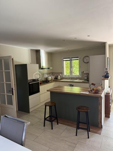 MALLEMORT – Superbe villa plein pied familiale T6 de 182 m² avec piscine

Située à quelques minutes à pied du centre du village de Mallemort, dans un environnement résidentiel calme et recherché, cette magnifique villa de 182 m² habitables vous séduira par ses volumes généreux, sa luminosité et la qualité de ses prestations.

Édifiée sur un terrain clos, arboré et sécurisé de 703 m² avec portail motorisé, cette propriété offre un cadre de vie idéal pour une famille en quête de confort et de tranquillité.

Des extérieurs conçus pour profiter pleinement de la Provence
Piscine 7 x 3 m
Grande terrasse de 78 m² idéale pour recevoir
Salon d'été de 11 m²
Carport pour 2 véhicules
Chalet de rangement de 12 m²
Jardin paysager parfaitement entretenu
Un intérieur spacieux et lumineux

L'entrée s'ouvre sur une agréable terrasse couverte de 9 m² et mène à une vaste pièce de vie traversante de 52 m² comprenant salon, séjour et cuisine ouverte. Cet espace convivial, baigné de lumière, bénéficie d'un accès direct à une terrasse de 30 m².

Ce plein pied comprend également un cellier-buanderie de 12 m² avec terrasse privative ainsi qu'un grand bureau de 22 m², idéal pour le télétravail ou une activité indépendante.

Un espace nuit confortable et fonctionnel
Chambre de 16 m² avec dressing de 3 m²
Deux chambres de 11 m² avec placards intégrés
Suite parentale de 23 m²
Salle de bains de 10 m²
Salle d'eau de 4 m²
Deux WC indépendants
Les atouts de cette propriété

- Aucun travaux à prévoir
- Excellente luminosité et beaux volumes
- Prestations de qualité
- Terrain clos et facile d'entretien
- Proximité immédiate des commerces, écoles et services
- Environnement calme et recherché

Un emplacement privilégié

Mallemort bénéficie d'une situation idéale entre le Luberon et Aix-Marseille-Provence. Vous profiterez d'un cadre naturel remarquable entre la Durance et le Luberon, tout en restant à proximité d'Aix-en-Provence, Salon-de-Provence et Avignon.

Une piste cyclable relie également Mallemort à La Roque-d'Anthéron et Charleval, offrant un cadre de vie particulièrement agréable.

Une propriété rare sur le secteur, alliant élégance, confort et qualité de vie au cœur de la Provence.

À découvrir sans tarder. Contactez-nous pour organiser une visite.

Laurent BSK IMMOBILIER - 06 02 06 11 01 _ l.billard@bskimmobilier.com .

À BIENTÔT ........