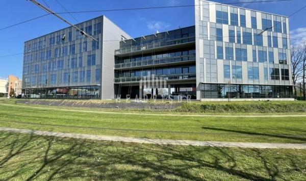 A LOUER : PLATEAU DE BUREAUX D'ENVIRON 196 M² AVEC QUATRE PARKINGS