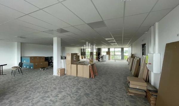 A LOUER : PLATEAU DE BUREAUX D'ENVIRON 196 M² AVEC QUATRE PARKINGS