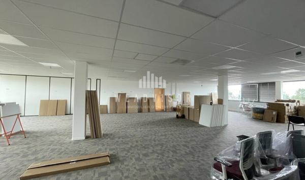 A LOUER : PLATEAU DE BUREAUX D'ENVIRON 196 M² AVEC QUATRE PARKINGS