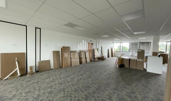 A LOUER : PLATEAU DE BUREAUX D'ENVIRON 196 M² AVEC QUATRE PARKINGS