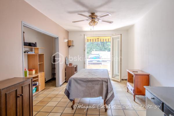 À la vente, appartement T4 avec cave à Bonrencontre

Ne manquez pas cette opportunité à Toulon !
T4 traversant, à remettre au goût du jour, de 83m2 environ, avec terrasse et cave dans une copropriété fermée, édifiée dans les années 70.

Deux grandes chambres, dressing, salon et séjour, cuisine avec loggia fermée, salle d'eau et toilettes séparés.
Possibilité de recréer une troisième chambre.

Merci de me contacter par téléphone pour une prise de rendez vous plus efficace.

Les plus :
- volumes généreux
- double vitrage
- accès facile en rez de chaussée sur élevé
- secteur "tout à pieds"