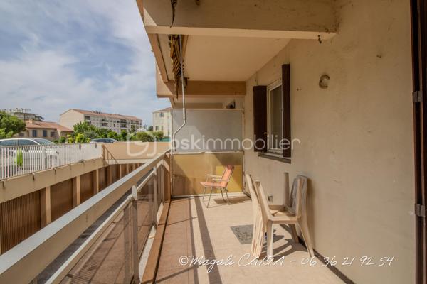 À la vente, appartement T4 avec cave à Bonrencontre

Ne manquez pas cette opportunité à Toulon !
T4 traversant, à remettre au goût du jour, de 83m2 environ, avec terrasse et cave dans une copropriété fermée, édifiée dans les années 70.

Deux grandes chambres, dressing, salon et séjour, cuisine avec loggia fermée, salle d'eau et toilettes séparés.
Possibilité de recréer une troisième chambre.

Merci de me contacter par téléphone pour une prise de rendez vous plus efficace.

Les plus :
- volumes généreux
- double vitrage
- accès facile en rez de chaussée sur élevé
- secteur "tout à pieds"